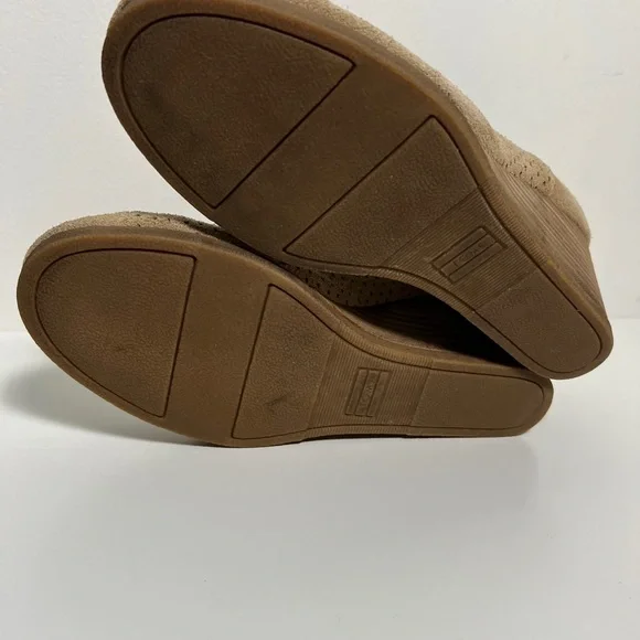 TOMS Kelsey Suede Wedge Booties Taupe Perforated Ankle Boots Women’s Size 9 - Picture 8 of 12